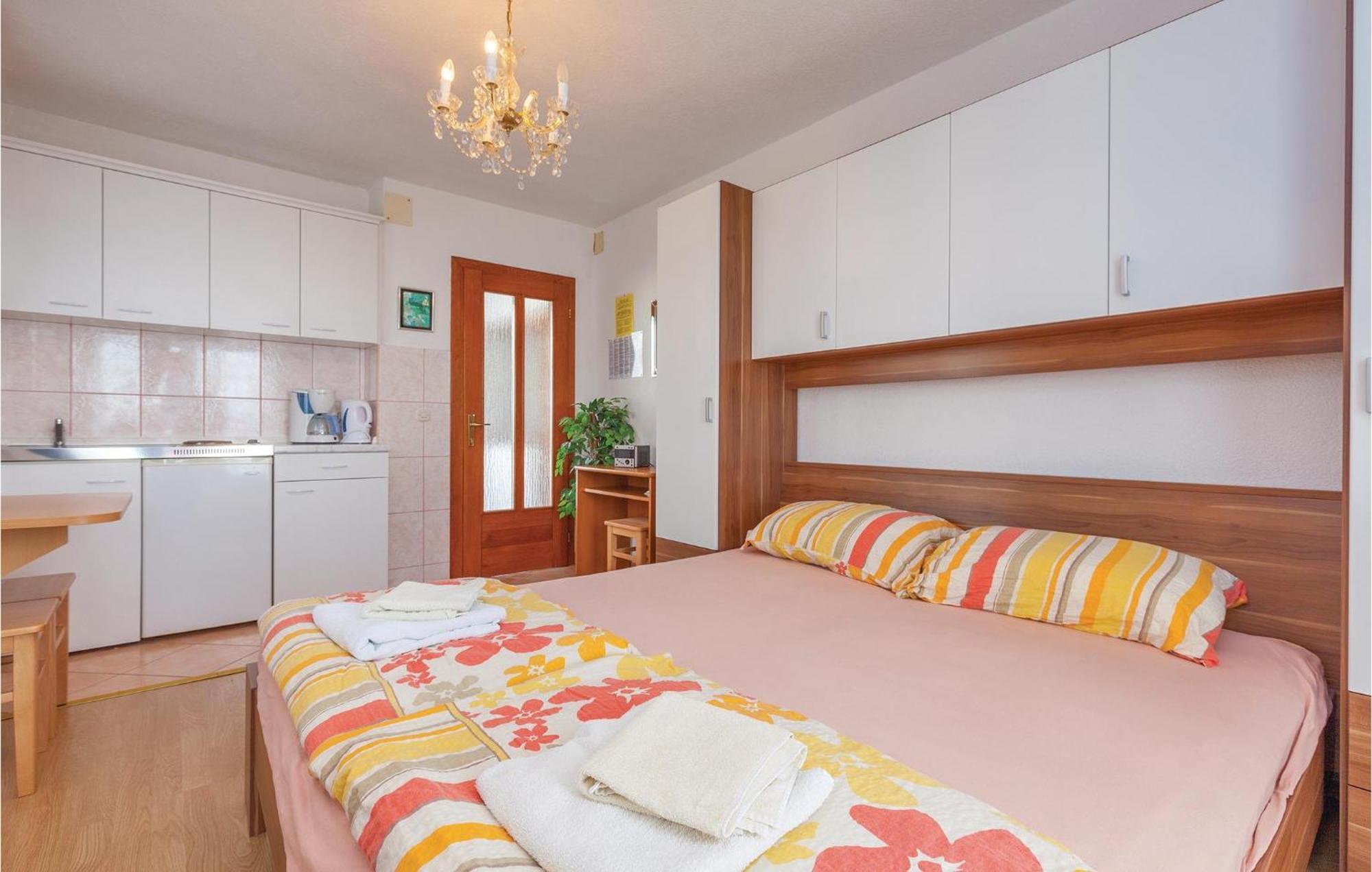 Nice Apartment In Crikvenica With Kitchen Exterior foto