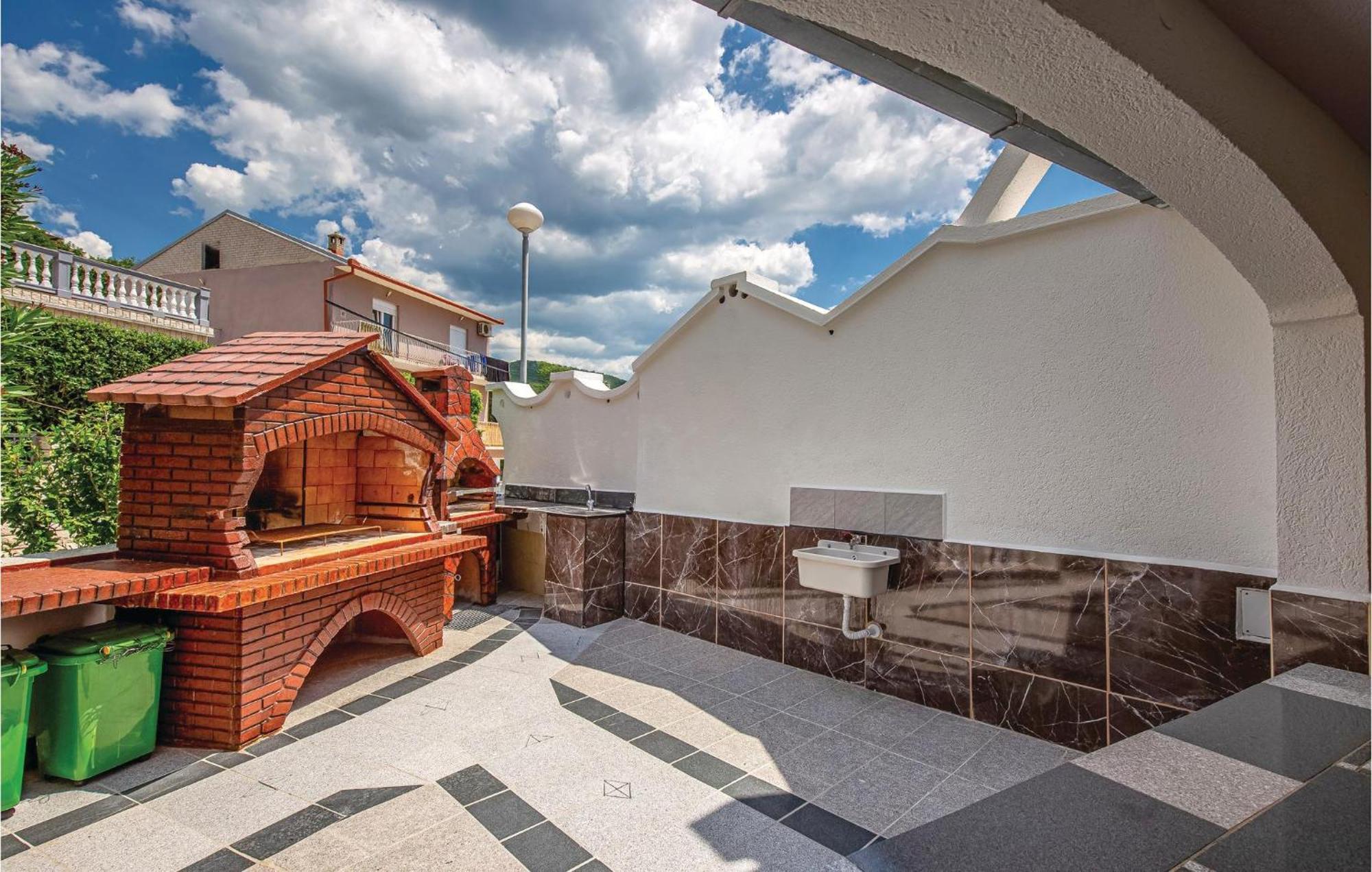 Nice Apartment In Crikvenica With Kitchen Exterior foto