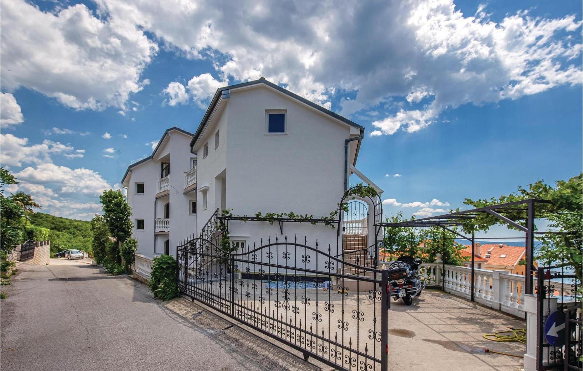 Nice Apartment In Crikvenica With Kitchen Exterior foto